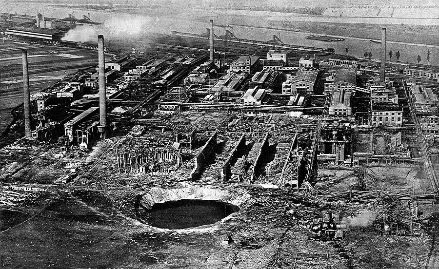 Bild einer verwüsteten Chemieanlage mit Explosionskrater.